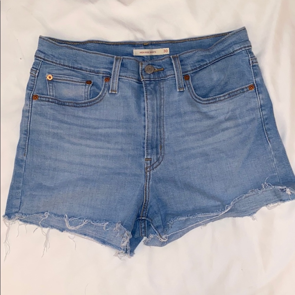 High Rise Levi’s jean shorts